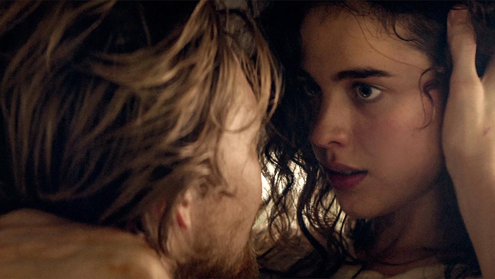 Stars-At-Noon-Claire-Denis-Margaret-Qualley-Joe-Alywyn