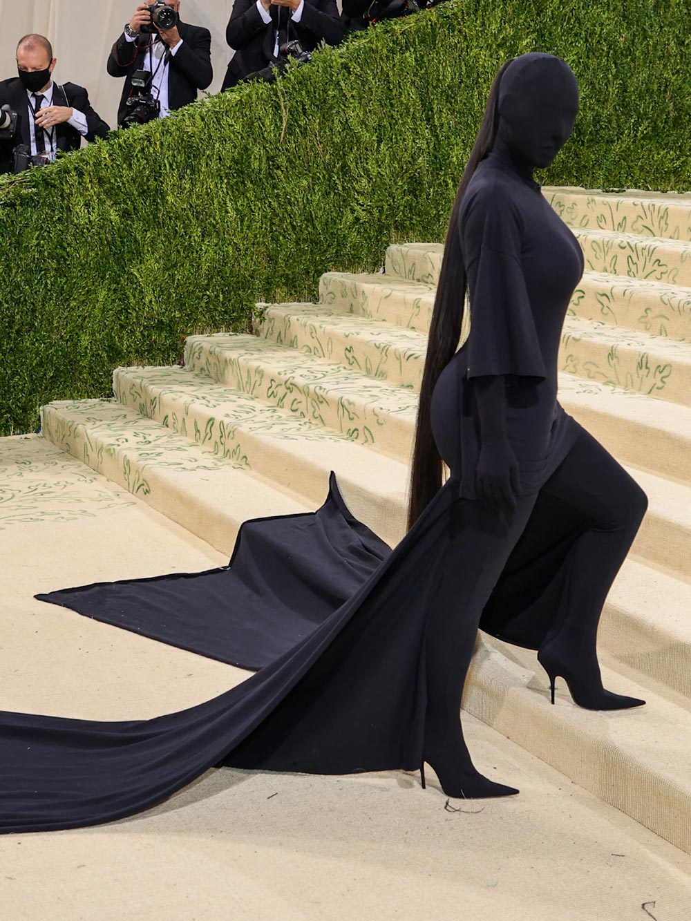 Kim Kardashian's outfit at the Met Gala: full black bloc.